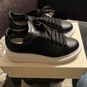 ALEXANDER MCQUEEN Oversized Sneakers - Black